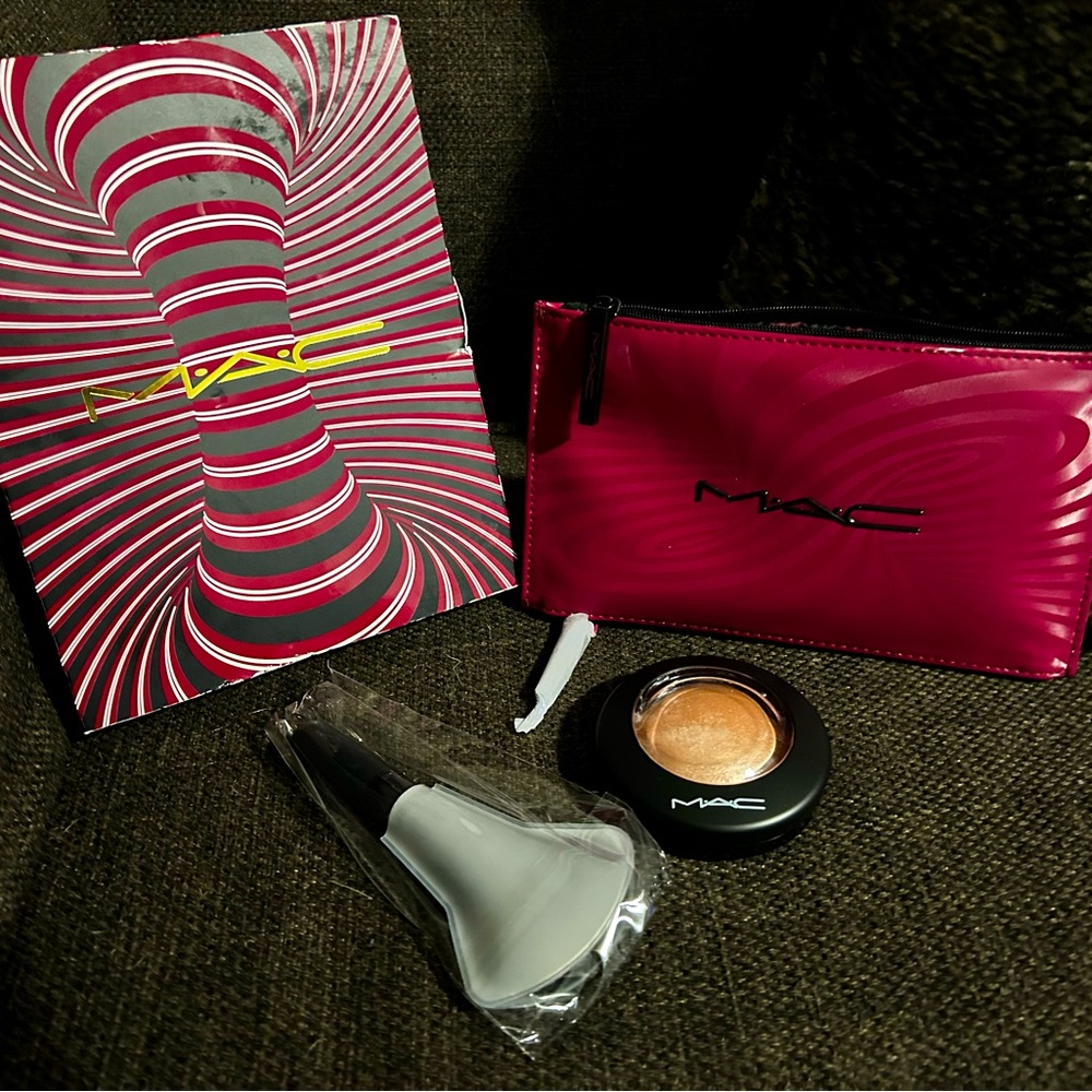 MAC Trick of the light mineralized skinfinish kit